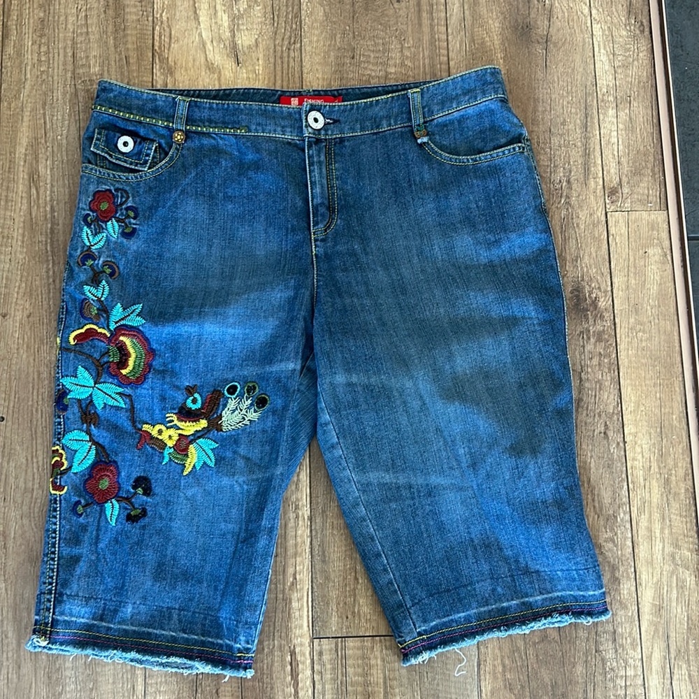 Fishing Floral Embroidered bermuda